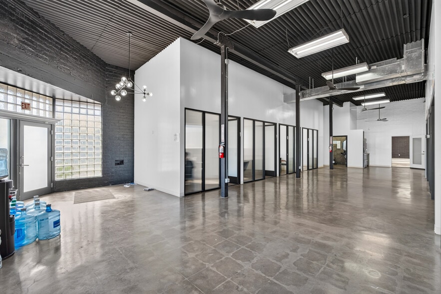 More Photos Of 6023 Hazeltine Ave, Van Nuys Warehouse For Lease
