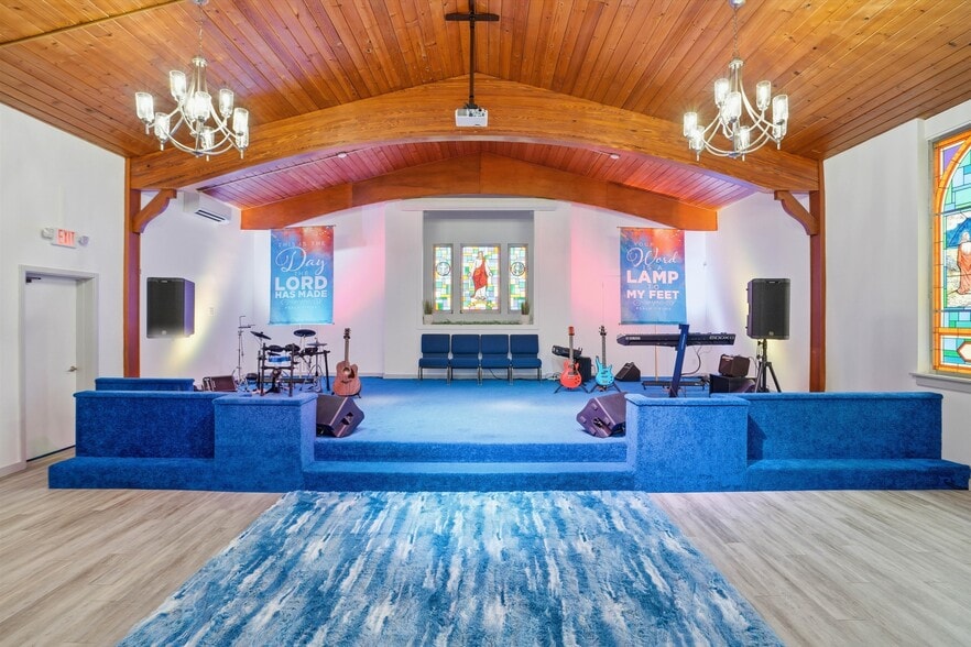 More Photos Of 8075 Lone Star Rd, Jacksonville Religious Facility For Sale