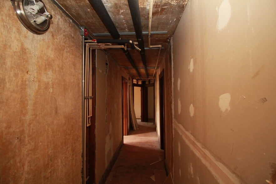 More Photos Of 900 Island Ave, McKees Rocks General Retail For Sale