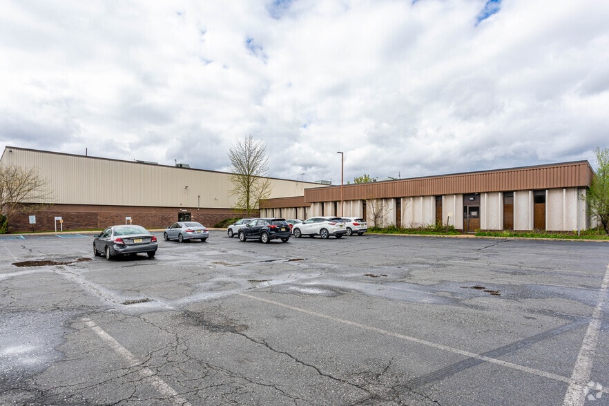 More Photos Of 4 Corporate Pl, Piscataway Warehouse For Lease
