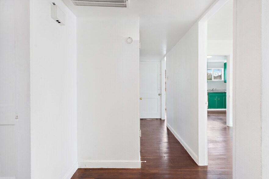 More Photos Of 5804 Newcastle St, Bellaire Office For Lease