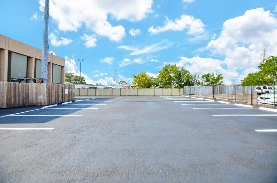 More Photos Of 3914 Fairhill Dr, Houston Office For Lease