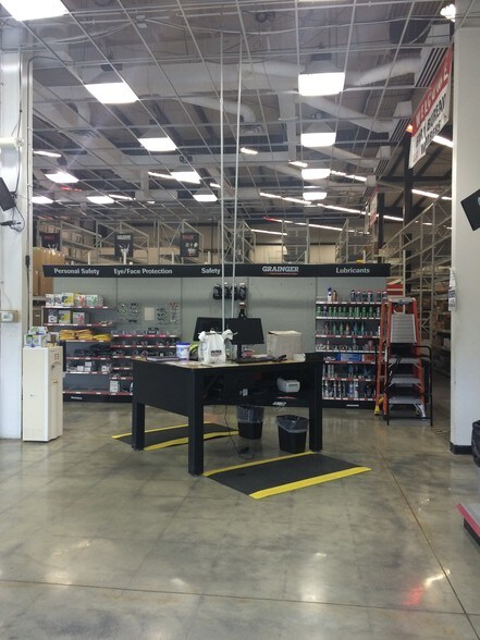 More Photos Of 2915 Gillespie St, Fayetteville Flex For Sale