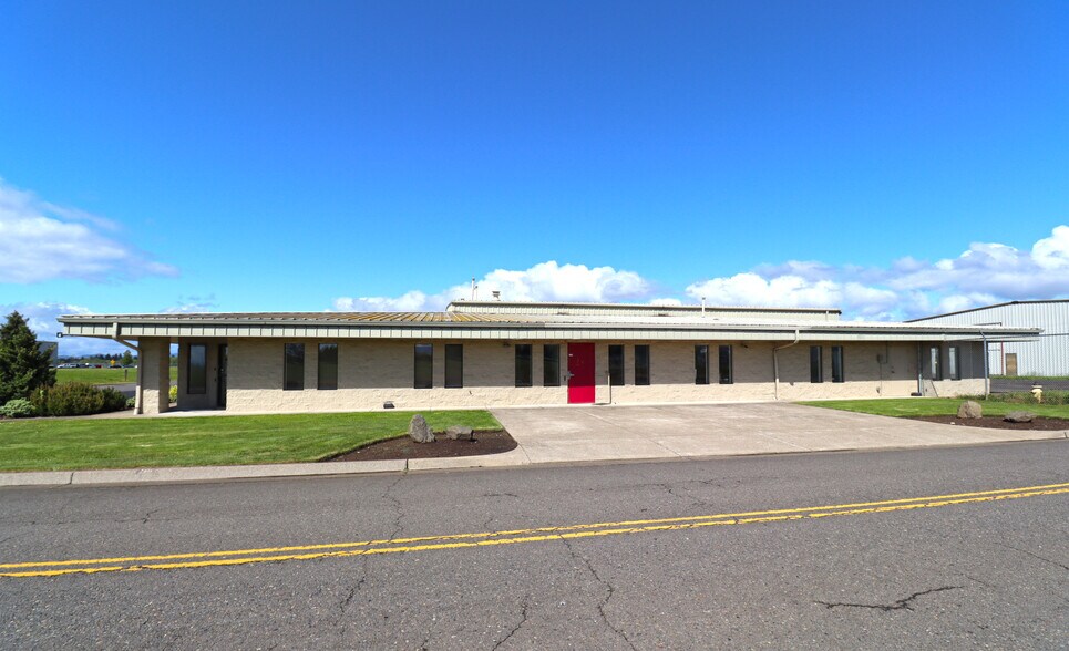 More Photos Of 28717 Grumman Dr, Eugene Airplane Hangar For Lease