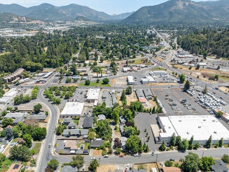 More Photos Of 307 Tussey Ln, Grants Pass Apartments For Sale