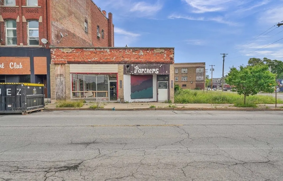 More Photos Of 2107 Main St, Niagara Falls Bar For Sale