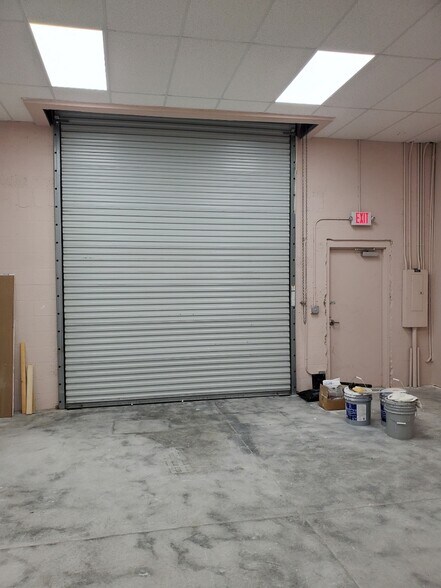More Photos Of 10650 Metro Pky, Fort Myers Showroom For Lease