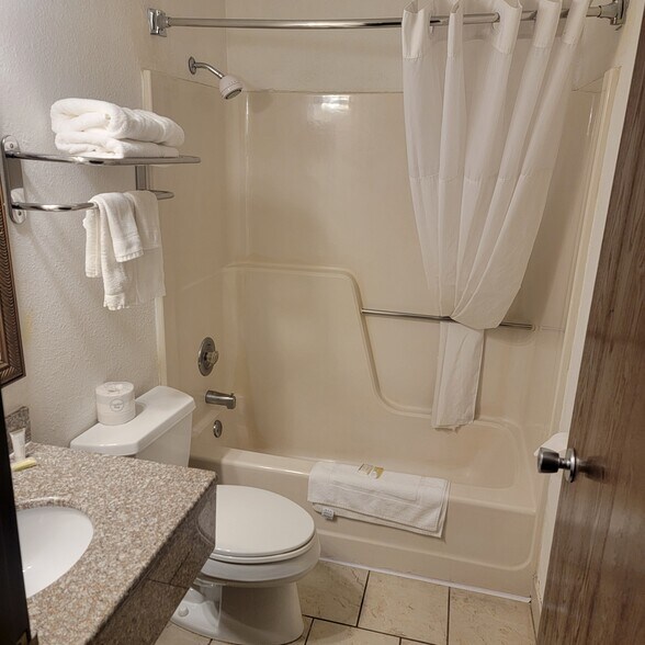 More Photos Of 3040 5th Ave S, Fort Dodge Hotel For Sale