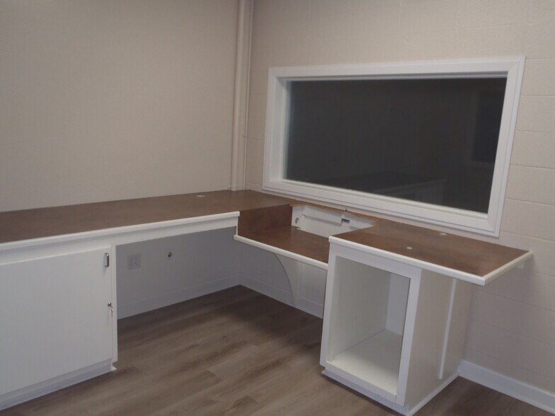 More Photos Of 2025 McLarty Dr, Newport Office For Sale