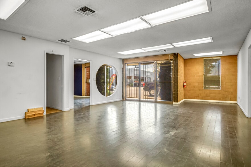 More Photos Of 13333-13345 Saticoy St, North Hollywood Warehouse For Lease