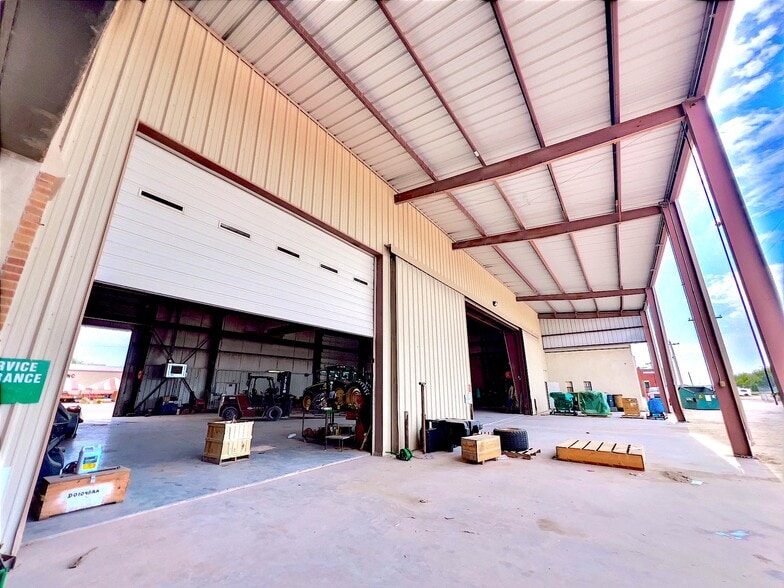 More Photos Of 401 S 10th St, Frederick Showroom For Sale