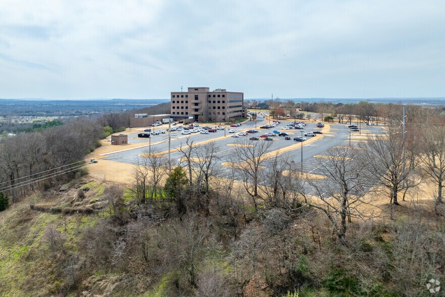 More Photos Of 1000 Fianna Way, Fort Smith Office For Lease