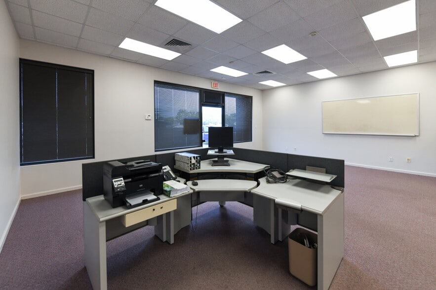 More Photos Of 409 Chicago Dr, Fayetteville Flex For Lease