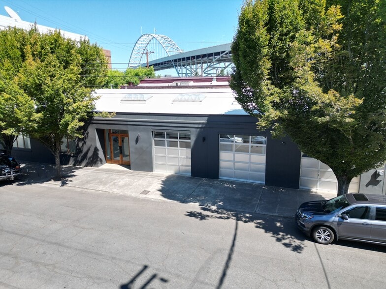 More Photos Of 1632 NW Thurman St, Portland Showroom For Sale
