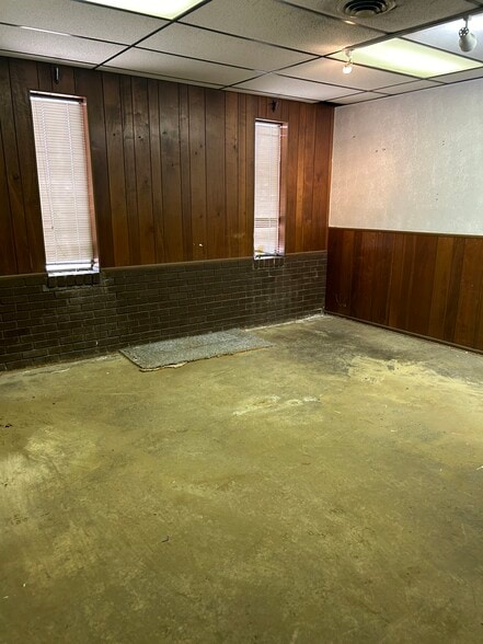 More Photos Of 15708 Brookpark Rd, Brook Park Warehouse For Lease