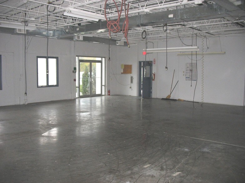 More Photos Of 144 Old Brookfield Rd, Danbury Showroom For Lease