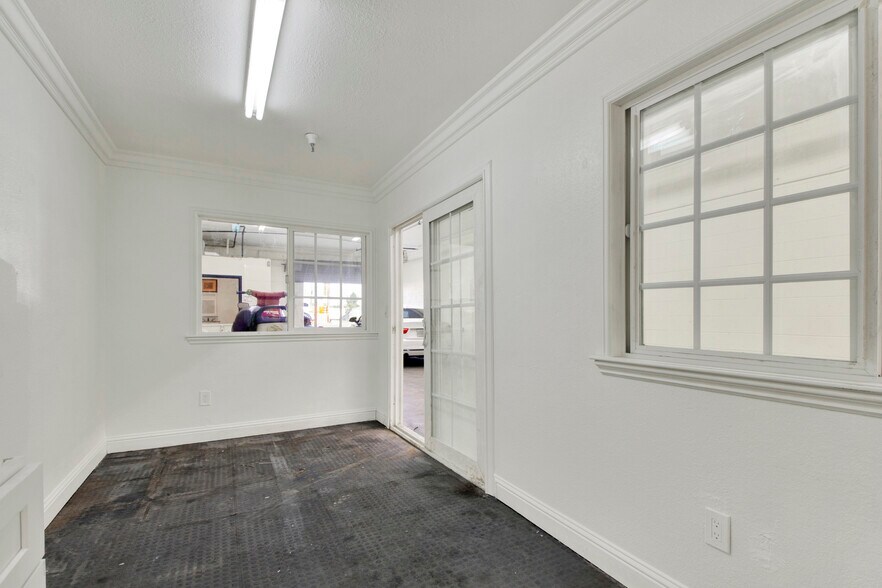 More Photos Of 4821 University Ave, San Diego Auto Repair For Lease