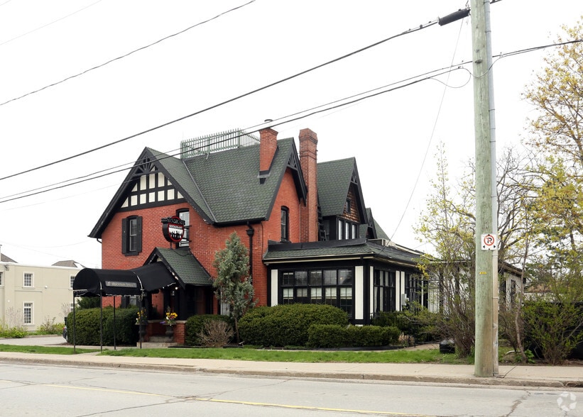 Primary Photo Of 13 Mountain St, Grimsby Restaurant For Lease