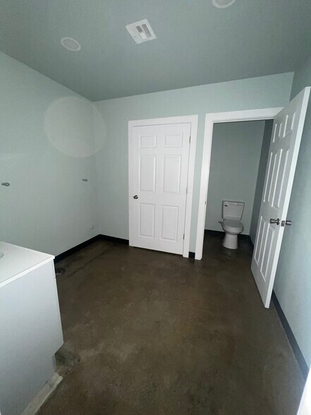 More Photos Of 6600 E Main St, Cushing Flex For Lease