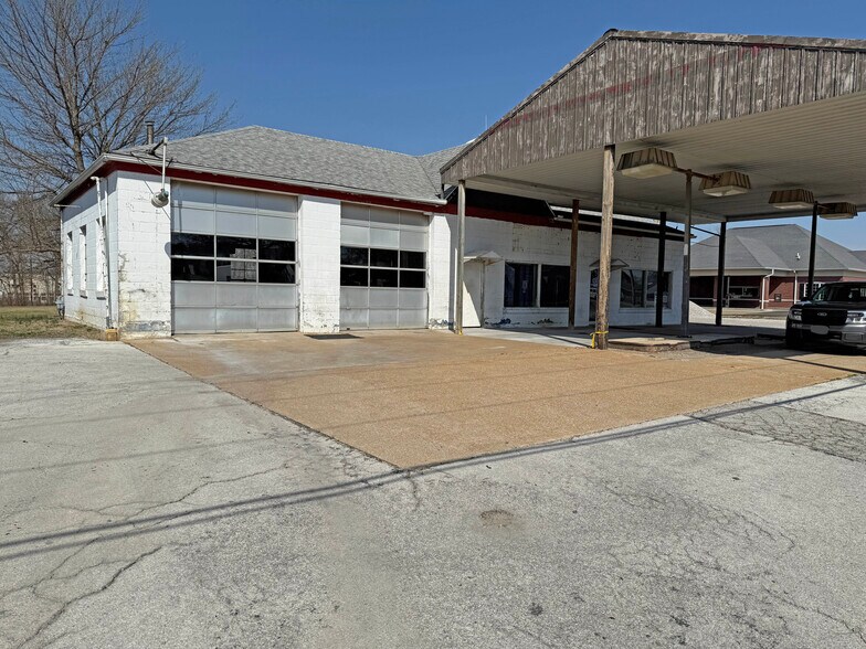 More Photos Of 433 W Market St, Red Bud Land For Sale