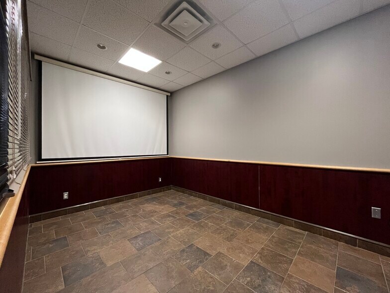 More Photos Of 419 St Clair St, Chatham Storefront For Lease