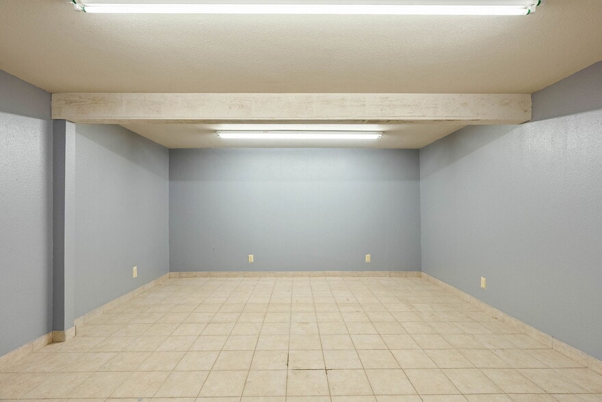 More Photos Of 3806 E Rio Grande St, Victoria Warehouse For Sale