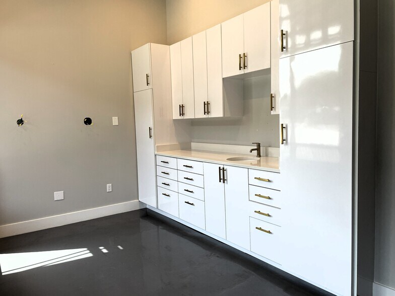 More Photos Of 120 S Main St, Grapevine Storefront Retail Office For Lease