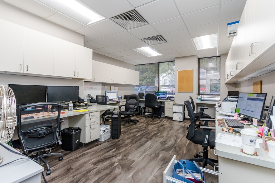 More Photos Of 5477 Glen Lakes Dr, Dallas Medical For Lease