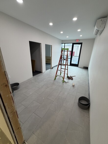 More Photos Of 21 N Skipworth Rd, Spokane Valley Showroom For Lease