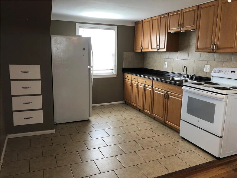 More Photos Of 2961 Prynne St, Keego Harbor Apartments For Sale