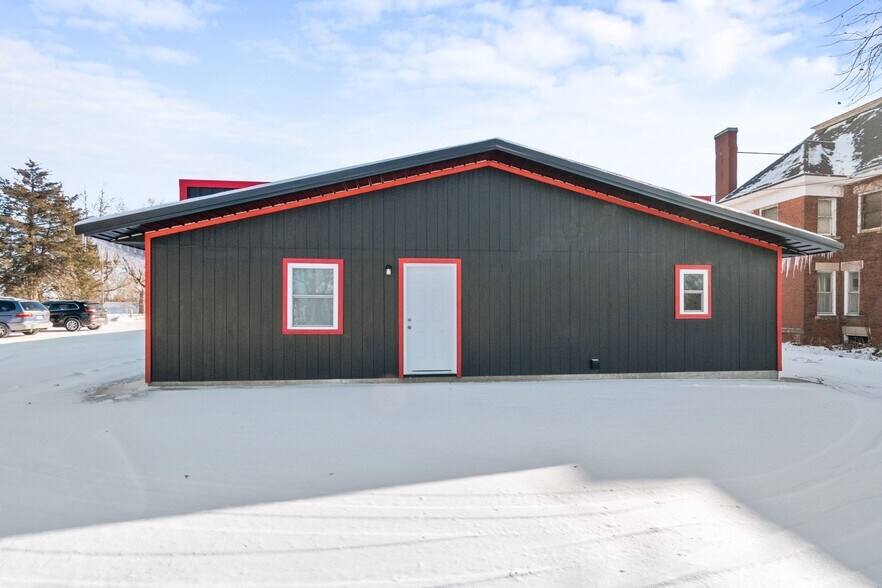 More Photos Of 121 N Folger St, Carrollton Office For Sale