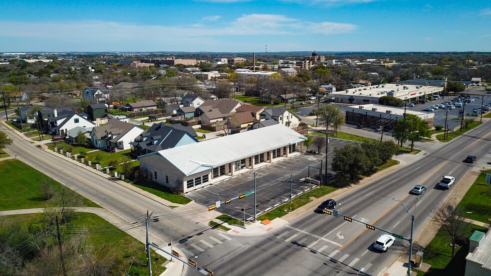 More Photos Of 805 W University Ave, Georgetown Storefront For Lease