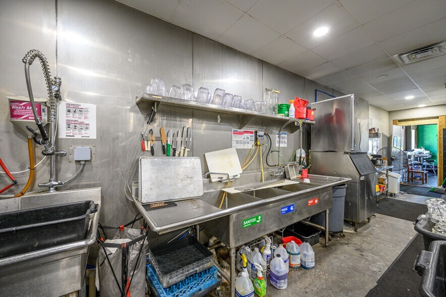 More Photos Of 1721 S Armstrong Ave, Denison Restaurant For Sale