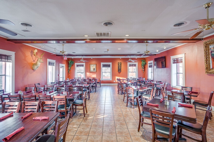 More Photos Of 1540 N Main St, Fort Worth Freestanding For Lease