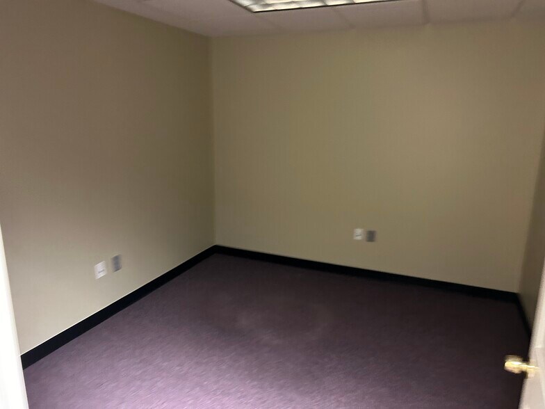 More Photos Of 222 Rhl Blvd, Charleston Unknown For Lease