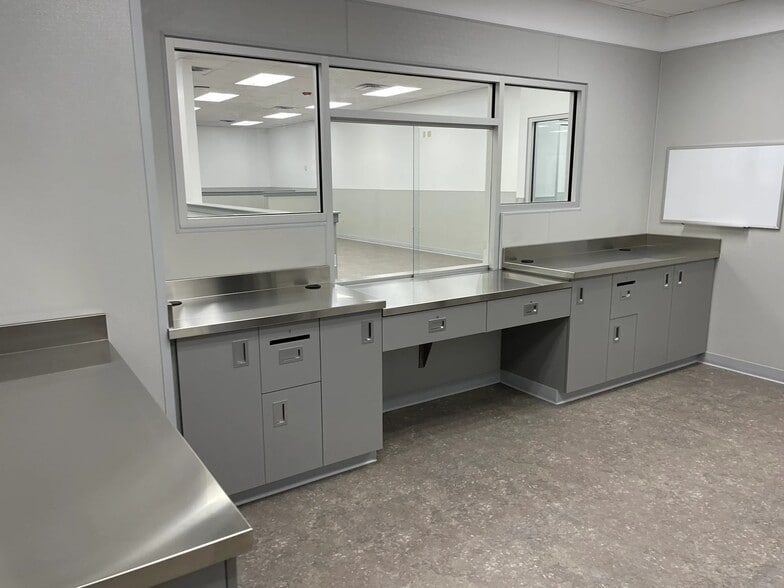 More Photos Of 5510 N Belt W, Belleville Medical For Lease