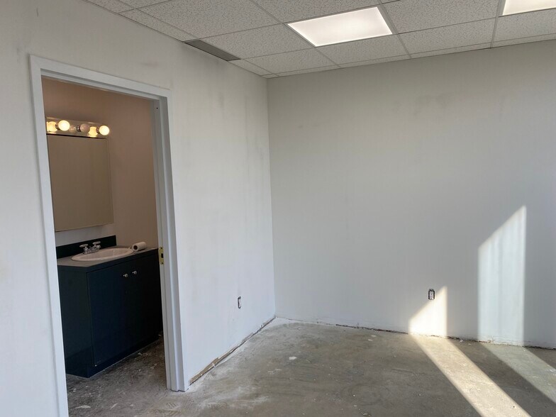 More Photos Of 371 Merrick Rd, Rockville Centre Office For Lease