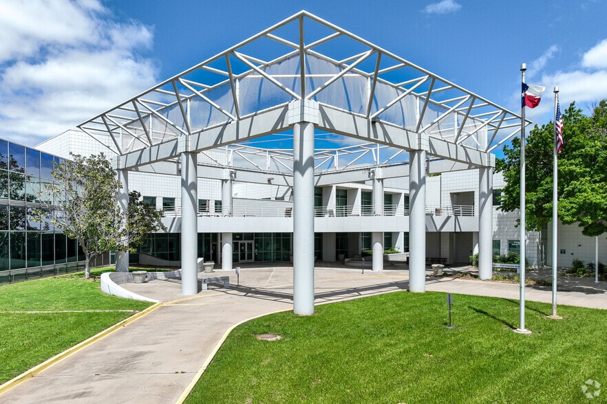 More Photos Of 7140 Oakmont Blvd, Fort Worth Skilled Nursing Facility For Sale
