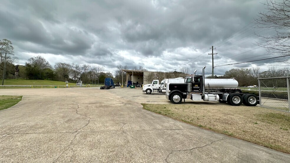 More Photos Of 180 Hunter Loop Rd, Montgomery Warehouse For Lease