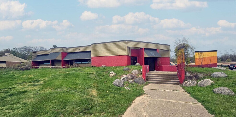 More Photos Of 1820 44th St SW, Wyoming Freestanding For Lease