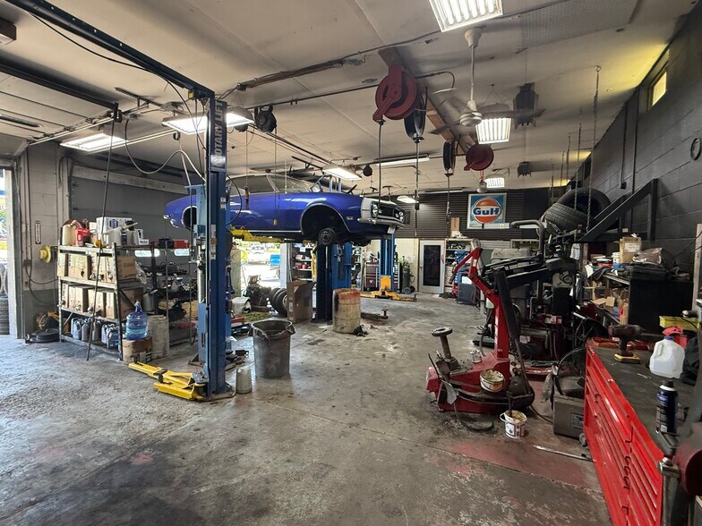 More Photos Of 538 Vischer Ferry Rd, Clifton Park Auto Repair For Lease