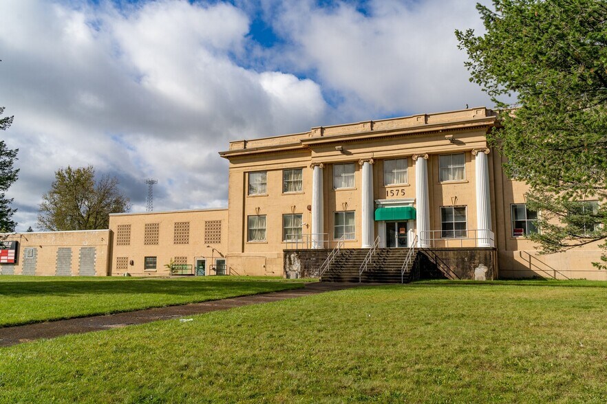 More Photos Of 1575 Lake St, Elmira Manufacturing For Lease