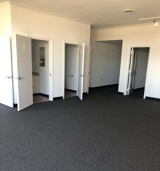 More Photos Of 809 Hylton Rd, Pennsauken Showroom For Lease