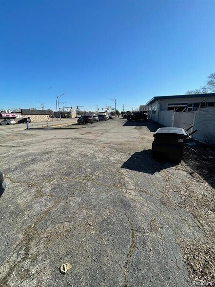 More Photos Of 37 W 10 Mile Rd, Hazel Park Auto Dealership For Lease