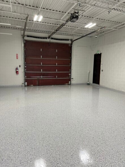 More Photos Of 3200 W Le Moyne Ave, Stone Park Warehouse For Lease