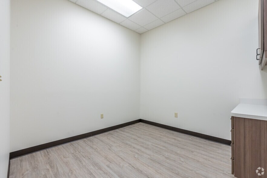 More Photos Of 3105 Colorado Blvd, Denton Medical For Lease