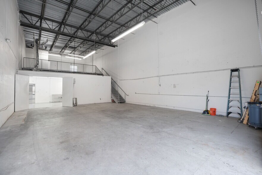 More Photos Of 787 Commerce Dr, Venice Warehouse For Lease