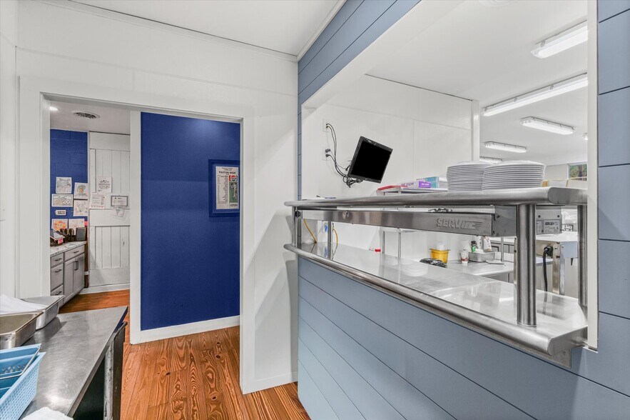 More Photos Of 125 S Market St, Paxton Specialty For Sale