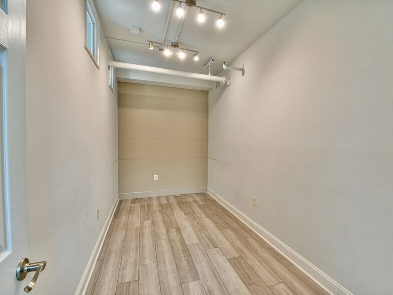 More Photos Of 2300 N Pershing Dr, Arlington Medical For Sale