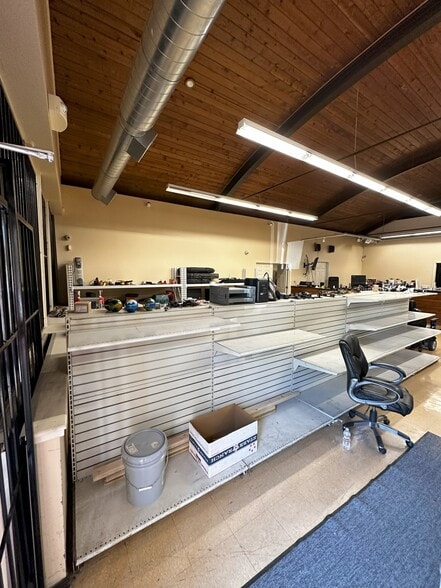 More Photos Of 5225 NE Chouteau Tfwy, Kansas City Freestanding For Lease